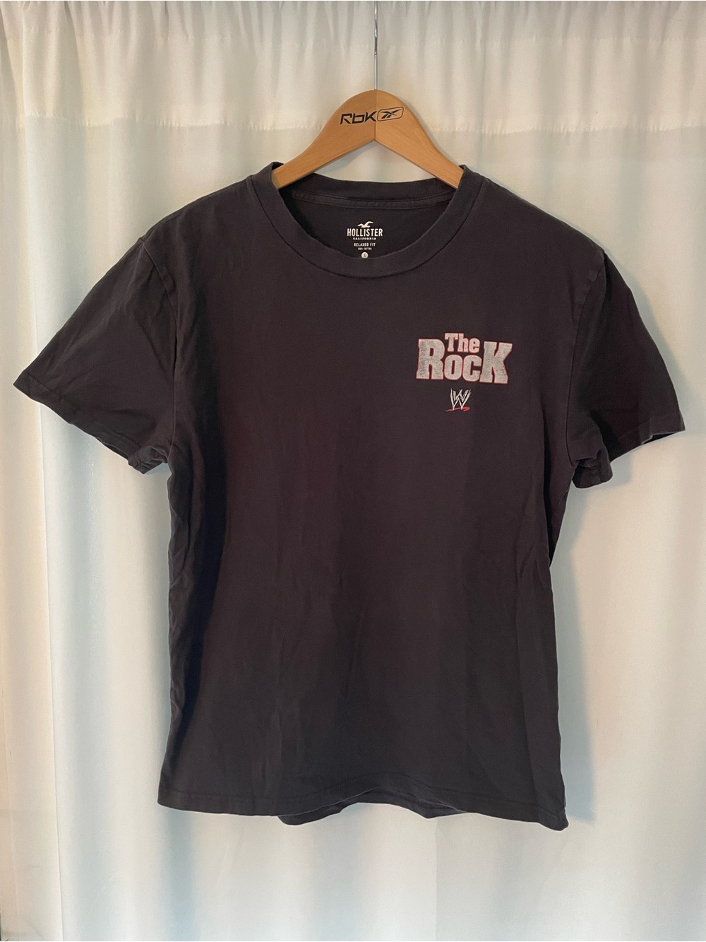 Hollister WWE The Rock tee men’s S small relaxed fit gray wrestling Dwayne Johns